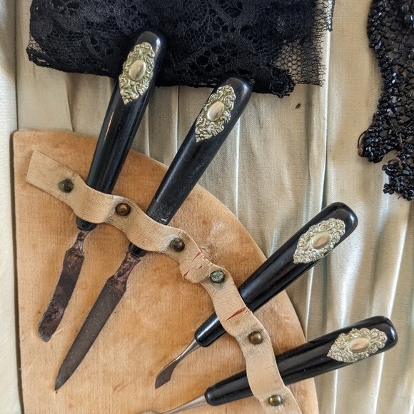 Victorian Vanity Set from the 1800s - Picture 6 of 7